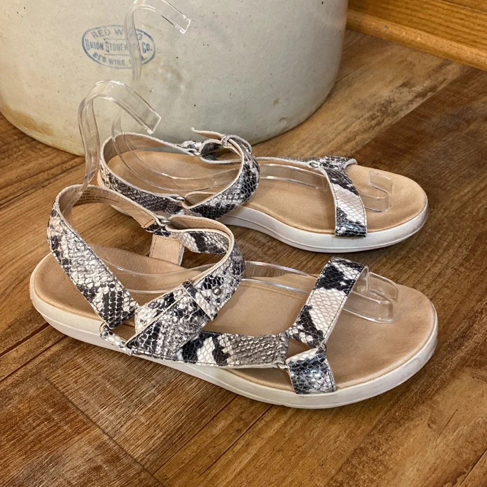 Tommy Bahama Inisha Reflexology Leather Snakeskin Black cream sandals size 9